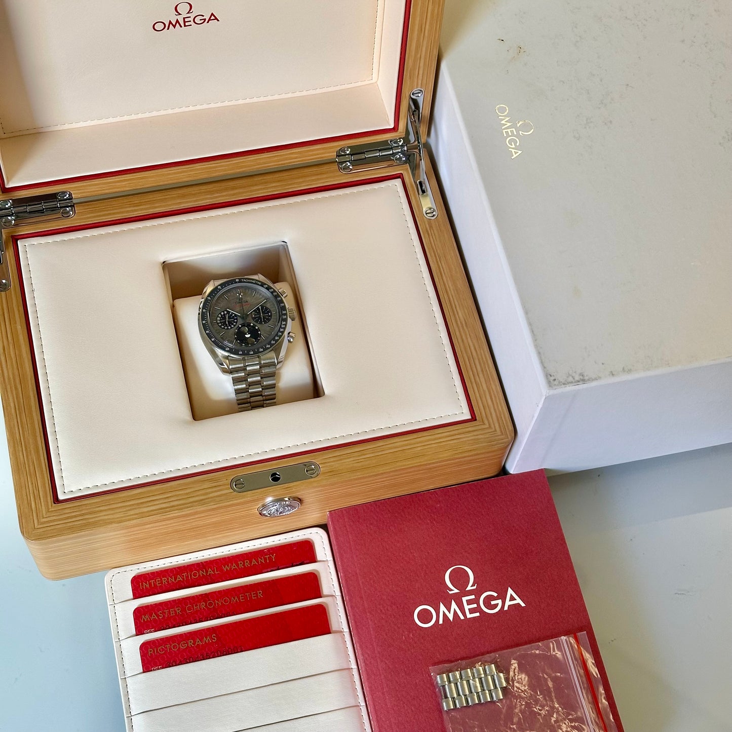 Speedmaster Moonphase Meteorite Ref
304.30.43.52.06.001 2025
