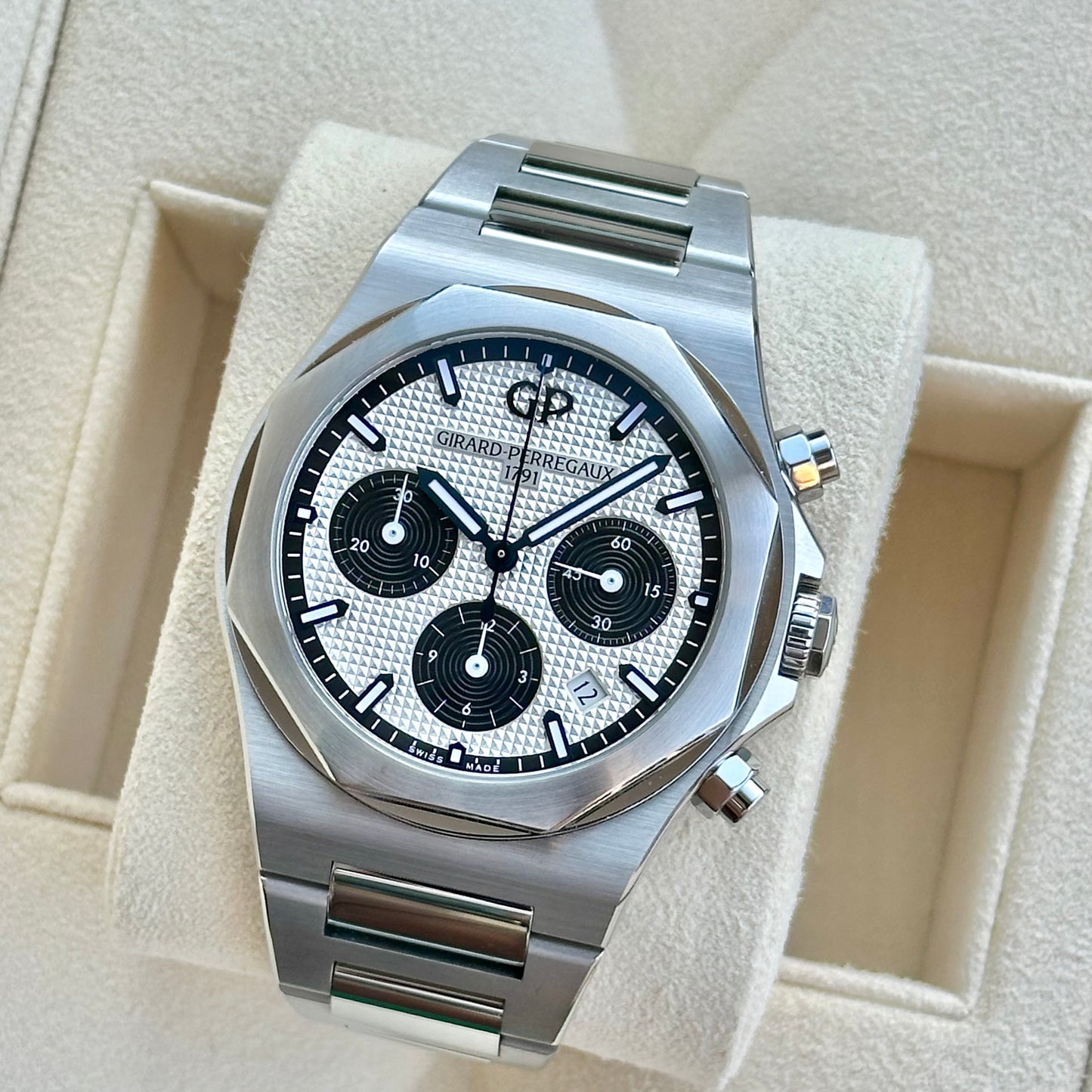 Laureato Chronograph Panda Dial Ref 81020-11-131-11А 2022