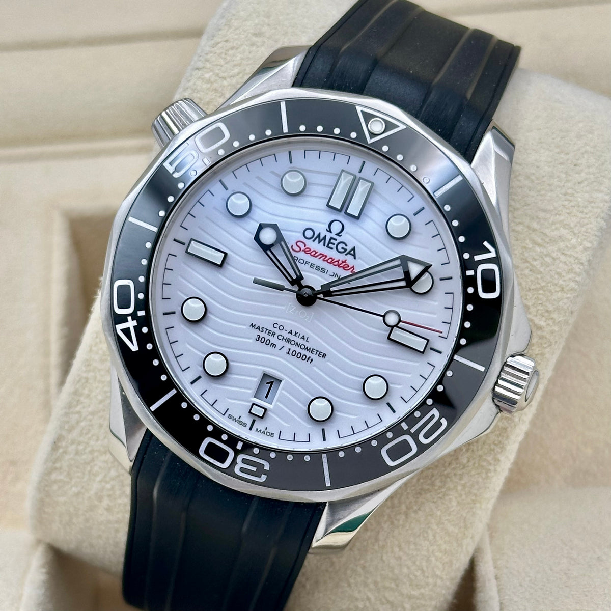 Seamaster 300 White Ceramic Ref 210.32.42.20.04.001 2024