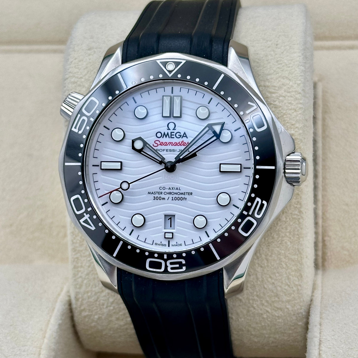Seamaster 300 White Ceramic Ref 210.32.42.20.04.001 2024