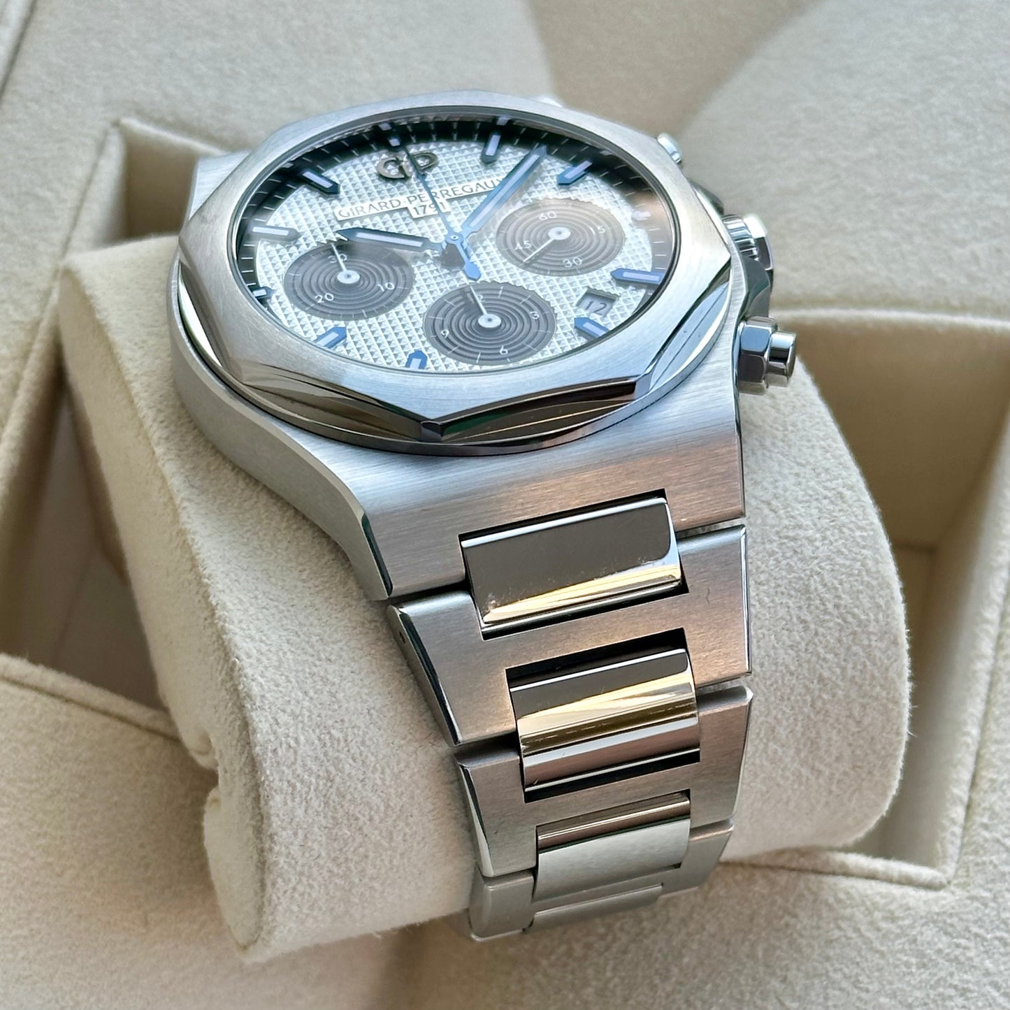 Laureato Chronograph Panda Dial Ref 81020-11-131-11А 2022