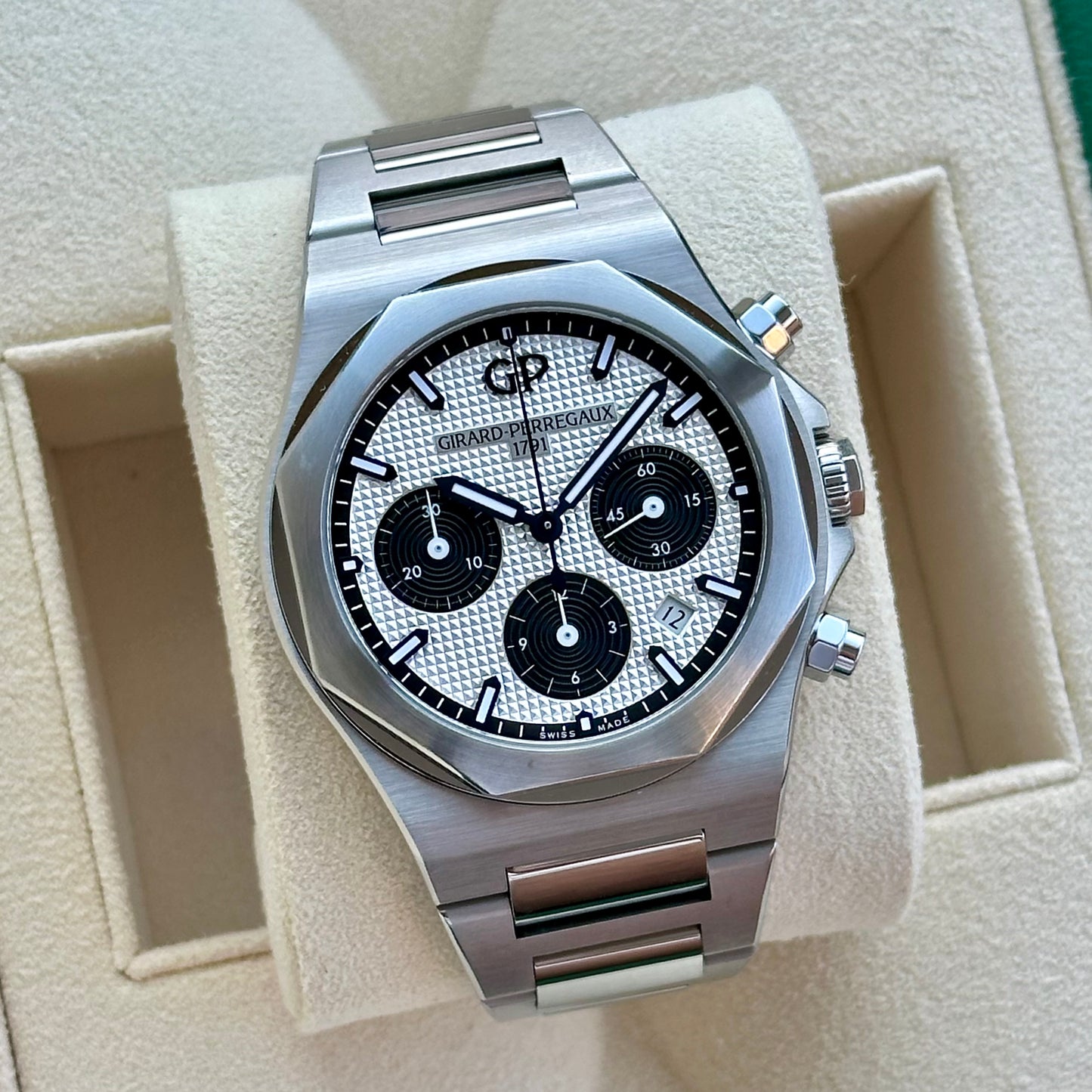 Laureato Chronograph Panda Dial Ref 81020-11-131-11А 2022