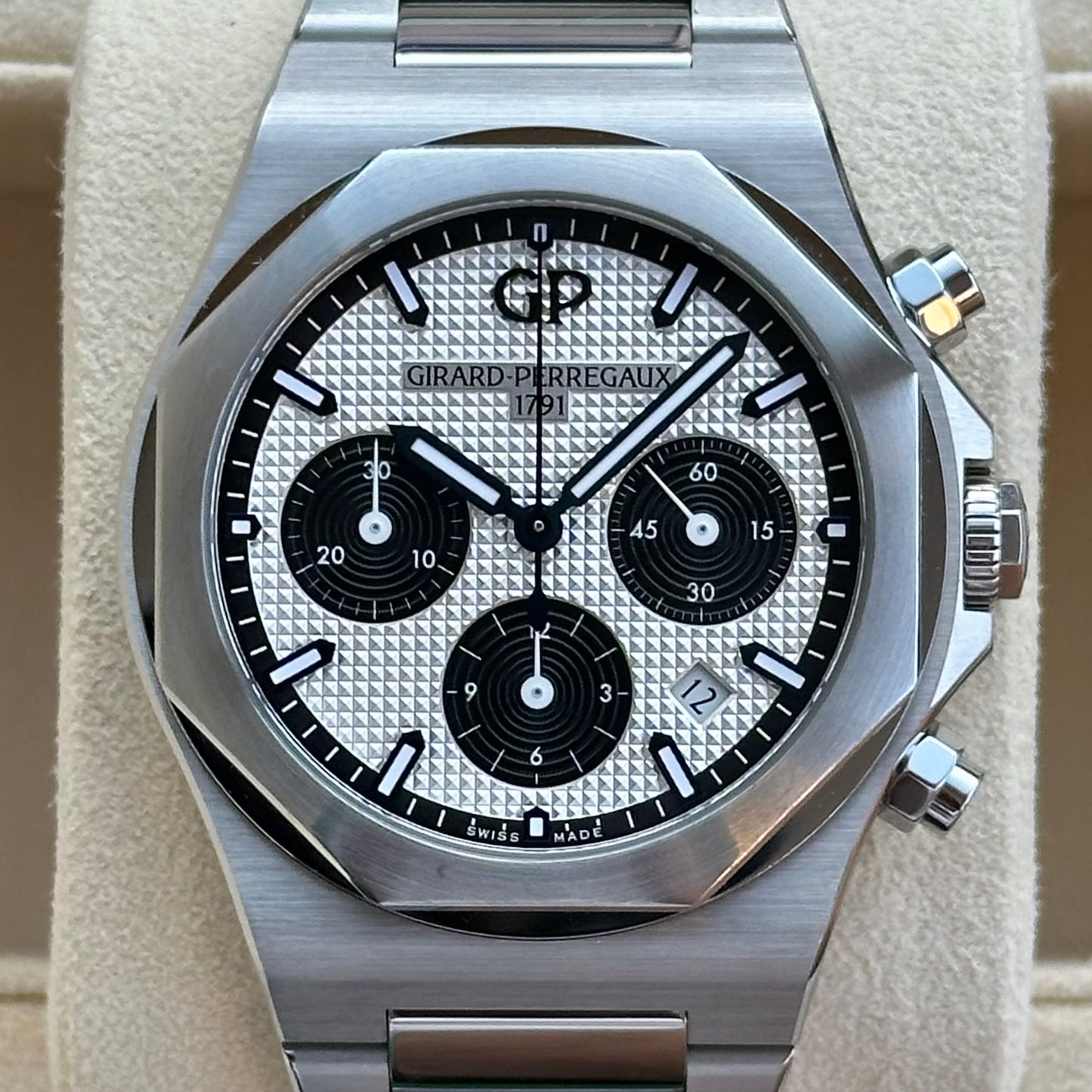 Laureato Chronograph Panda Dial Ref 81020-11-131-11А 2022