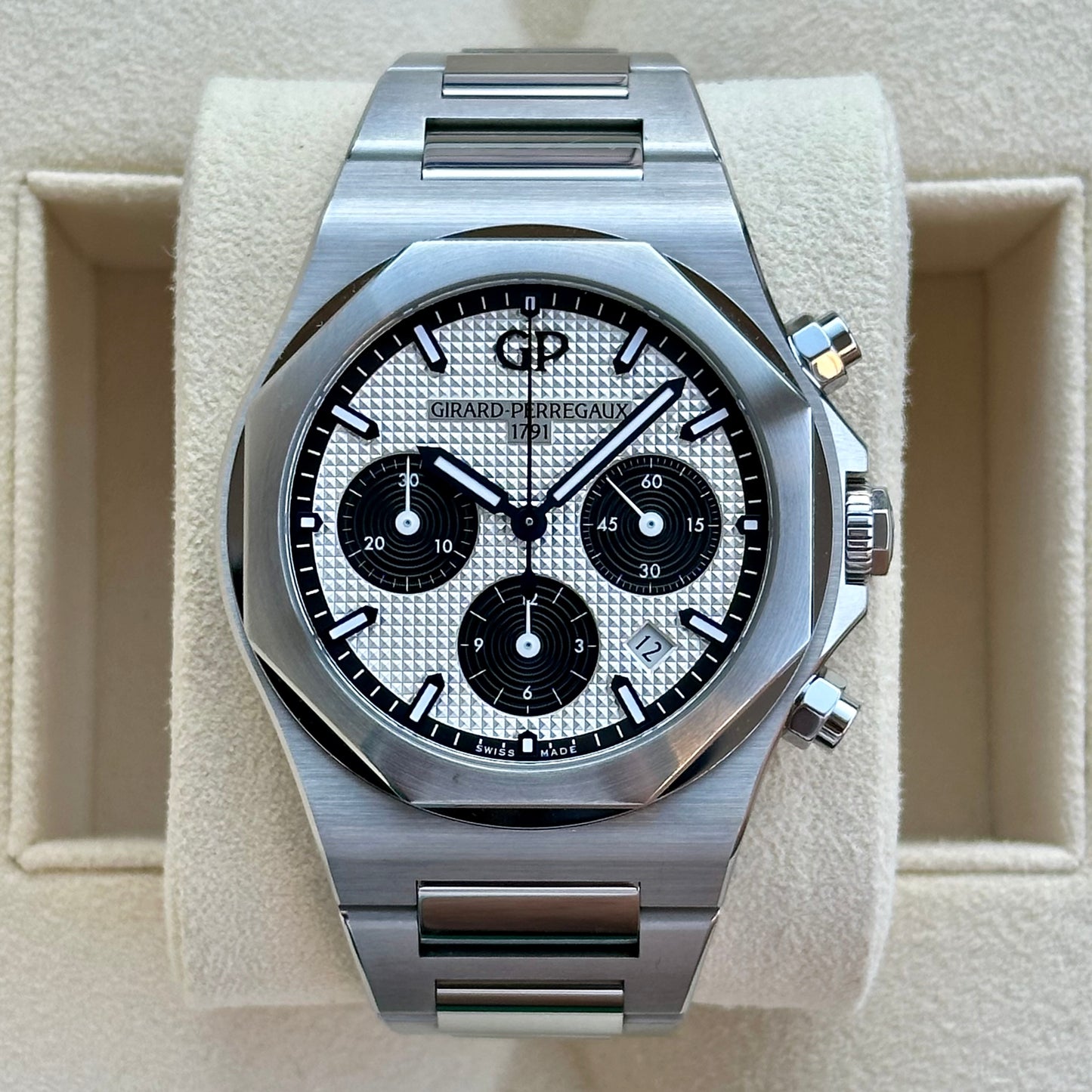 Laureato Chronograph Panda Dial Ref 81020-11-131-11А 2022