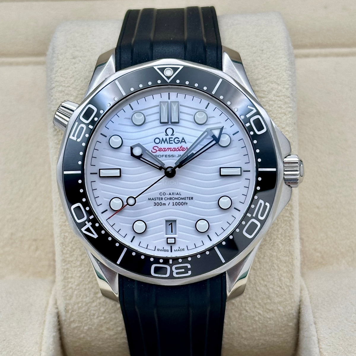 Seamaster 300 White Ceramic Ref 210.32.42.20.04.001 2024