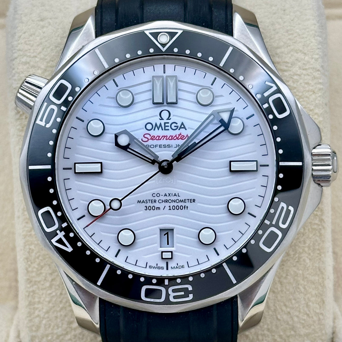 Seamaster 300 White Ceramic Ref 210.32.42.20.04.001 2024