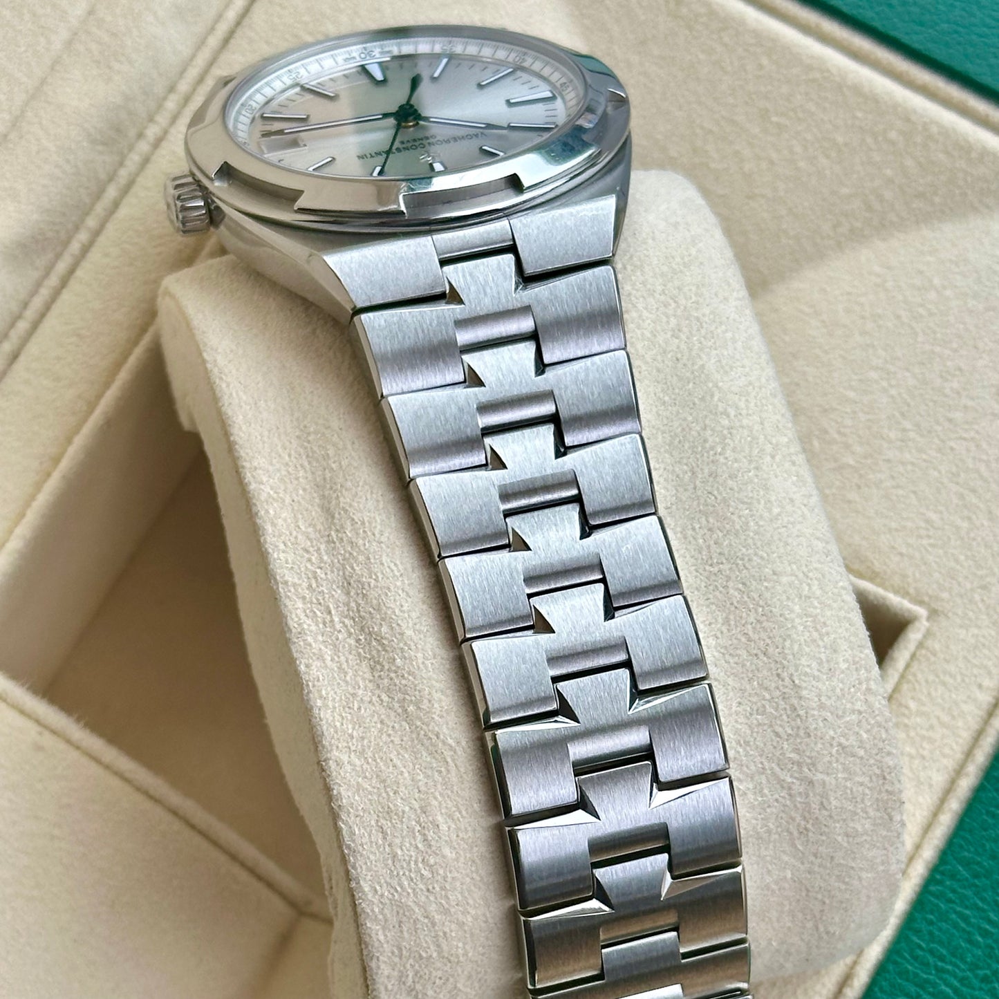 Overseas Silver Dial Ref 4500V 2022