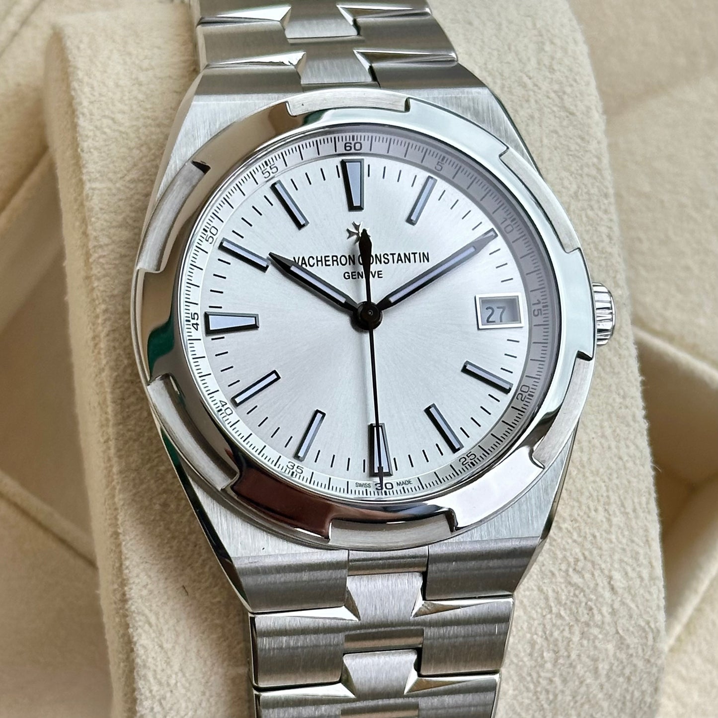 Overseas Silver Dial Ref 4500V 2022